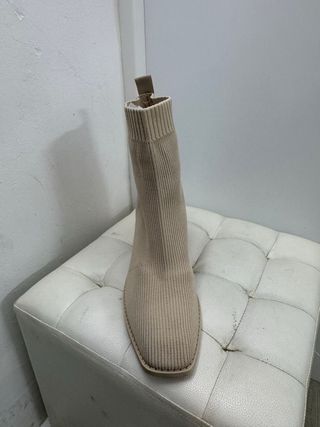 Botas beige de punto con tacón