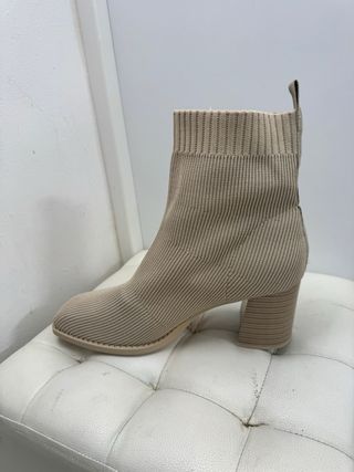Botas beige de punto con tacón