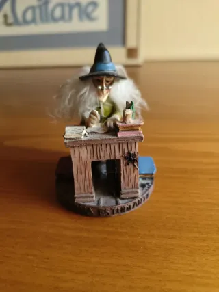 Figura Pequeña Bruja Estudiante Escritorio