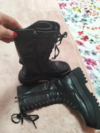 Botas media caña negras con cordones