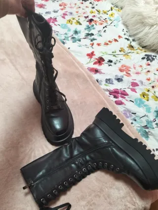 Botas media caña negras con cordones