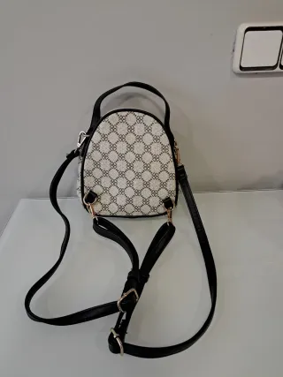 Bolso mochila beige y negro