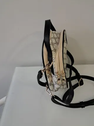 Bolso mochila beige y negro