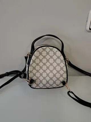 Bolso mochila beige y negro