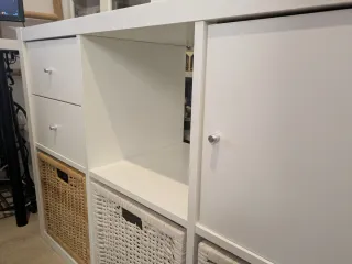 Estantería Kallax Ikea con accesorios y cestas