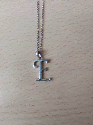 Collar con colgante letra E
