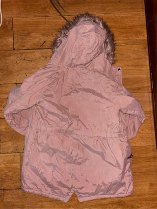 Abrigo rosa con capucha y pelo