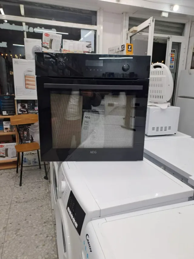Horno marca AEG Negro a+ nueva con golpes