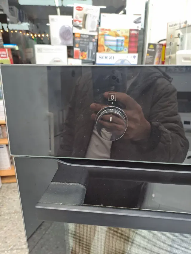 Horno marca AEG Negro a+ nueva con golpes