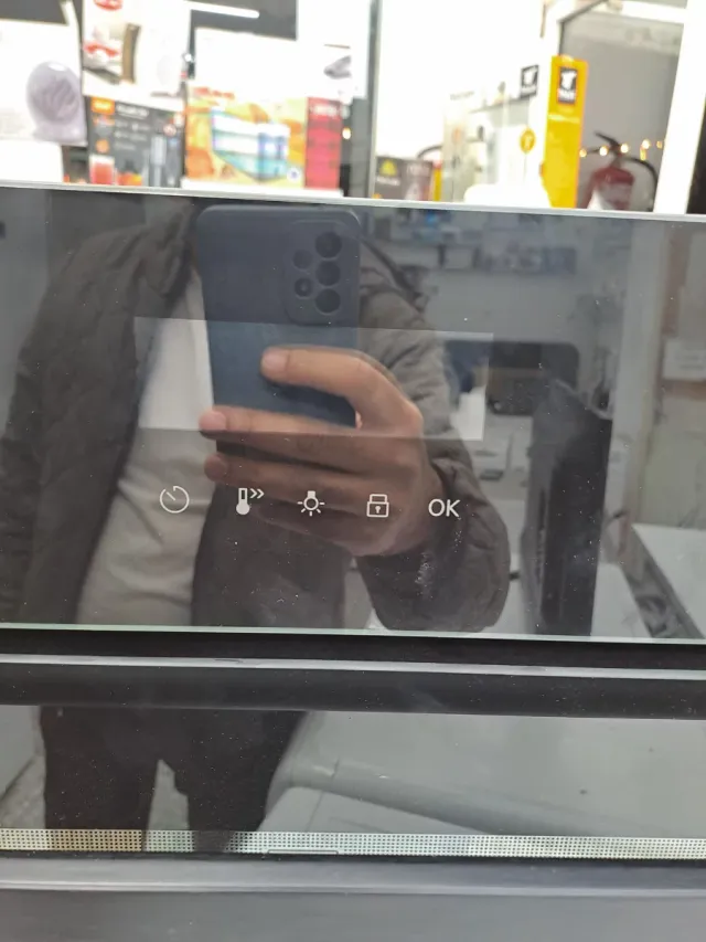 Horno marca AEG Negro a+ nueva con golpes