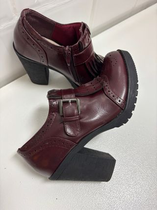 Zapato de tacón vintage con flecos color granate