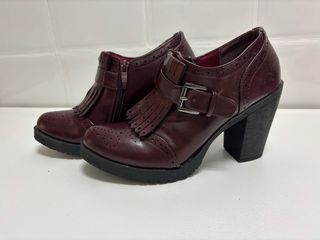 Zapato de tacón vintage con flecos color granate