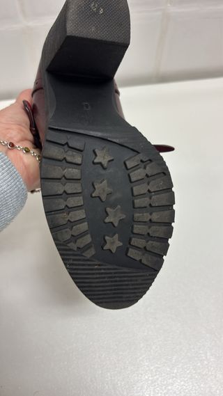 Zapato de tacón vintage con flecos color granate