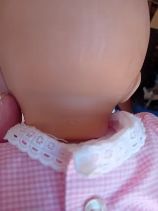 Muñeca bebé con vestido rosa Antonio juan