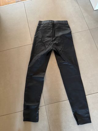 Pantaloni donna Zara neri effetto pelle