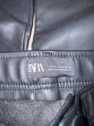 Pantaloni donna Zara neri effetto pelle