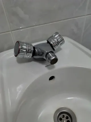 Bidé blanco y cromado