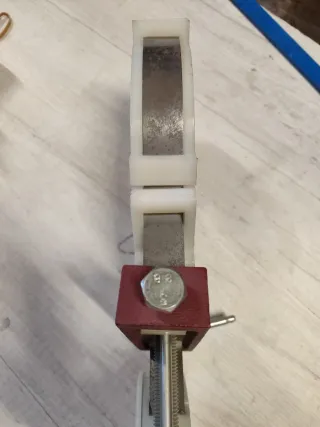 Gato de apriete con fleje metálico para marcos 8M