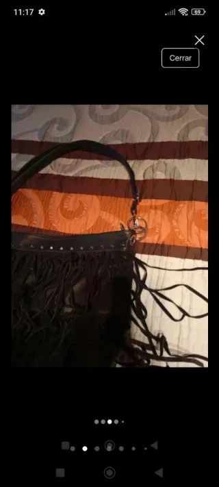 Bolso negro con flecos