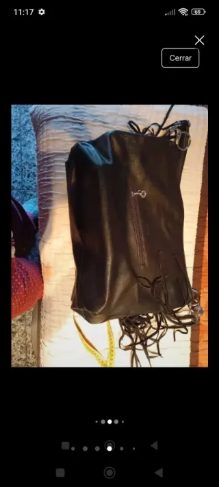 Bolso negro con flecos