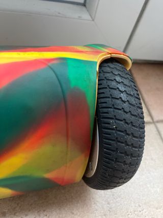 Hoverboard dorado con funda de goma de colores.