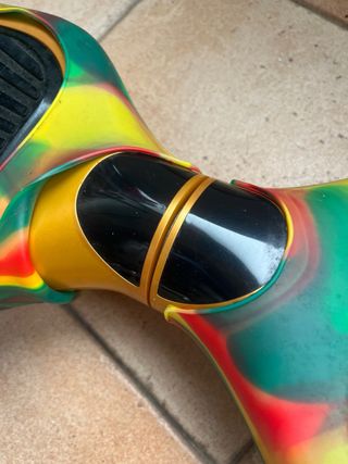 Hoverboard dorado con funda de goma de colores.