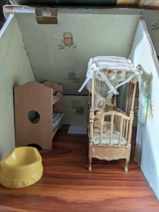Casa delle bambole in legno