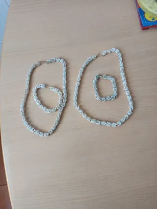 Collar y pulsera plateados