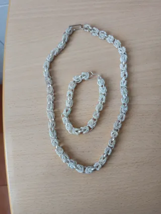 Collar y pulsera plateados