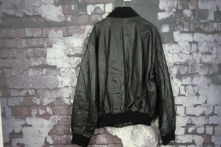 Cazadora de cuero negra