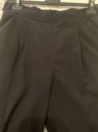 Pantalón negro con raya lateral blanca