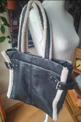 Bolso negro grande con borreguillo