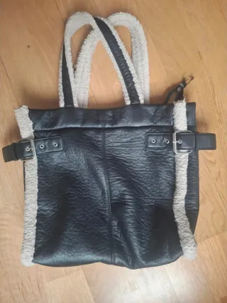 Bolso negro grande con borreguillo