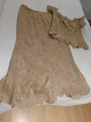 Vestido de fiesta beige y dorado