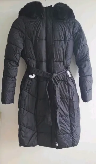 Abrigo acolchado negro con cinturón