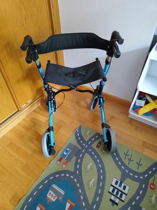 Andador plegable ligero con asiento y respaldo