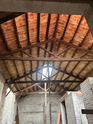 Caballetes y vigas de madera antiguos