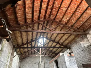 Caballetes y vigas de madera antiguos