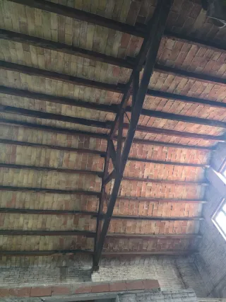 Caballetes y vigas de madera antiguos