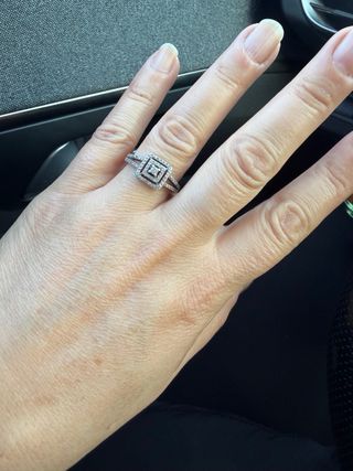 Anillo de plata con diseño cuadrado