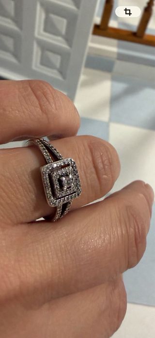 Anillo de plata con diseño cuadrado