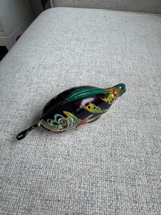 Pez de hojalata come a otro pez