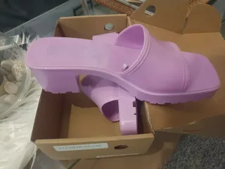 Sandalias piscina moradas de tacón sin estrenar