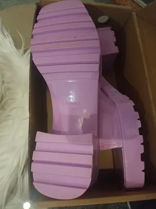 Sandalias piscina moradas de tacón sin estrenar