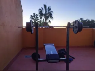 Pres de banca, barra con discos,mancuernas.