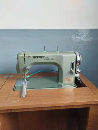 Máquina de coser Refrey