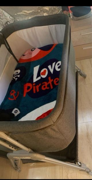 Minicuna con cambiador y ruedas uso 9 meses