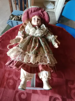Boneca de porcelana antiga com suporte
