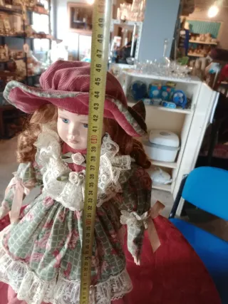 Boneca de porcelana antiga com suporte