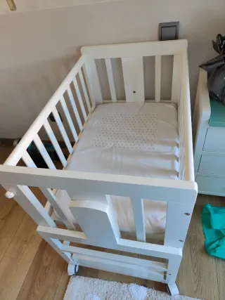 Mini cuna allegra blanca con ruedas